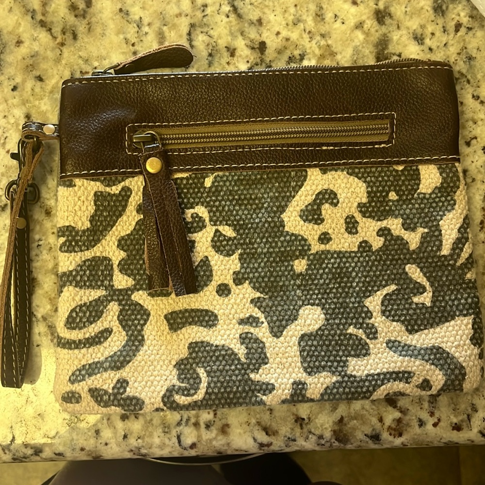Myra clutch